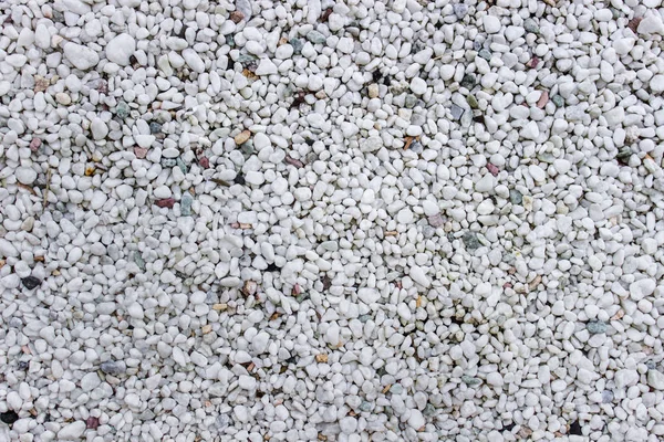 Маленькие камни из гальки в саду — стоковое фото