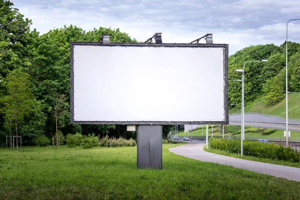 Büyük ticari reklam panosu