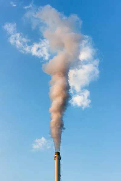 Pijp en rook die in de atmosfeer uitstraalt — Stockfoto