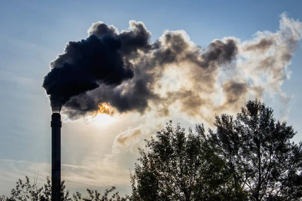 Industriële pijp en zware productiefabriek rook — Stockfoto