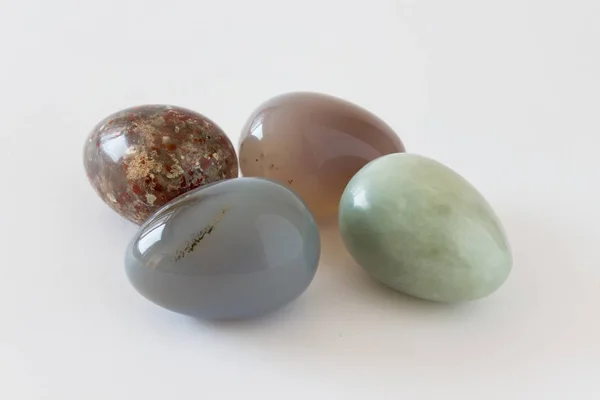 Conjunto de cuatro huevos de Pascua decorativos hechos de preci pulido brillante — Foto de Stock