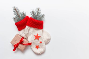 Kırmızı fiyonklu ve kırmızı yıldızlı bir hediyeyle Noel çorapları