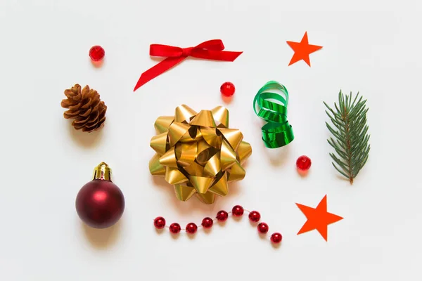 Рождественская композиция с золотым большим луком — стоковое фото