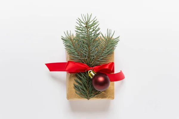 Подарок на Рождество с елкой и красным луком — стоковое фото