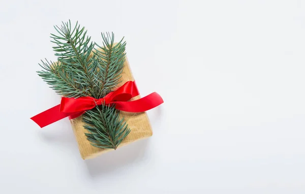 Pequeño regalo de Navidad Año Nuevo en fondo blanco —  Fotos de Stock