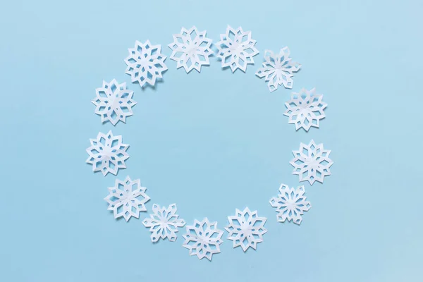 Christmas winter wreath made of white paper snowflakes — ストック写真