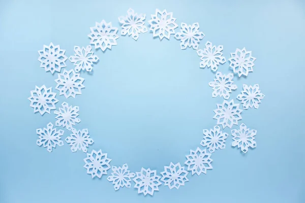 Delicada decoración de invierno hecha de copos de nieve de papel blanco — Foto de Stock