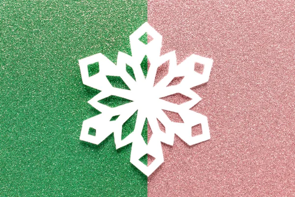 Λευκό χριστουγεννιάτικο χαρτί νιφάδα σε duoble χρωματιστό backgound — Φωτογραφία Αρχείου