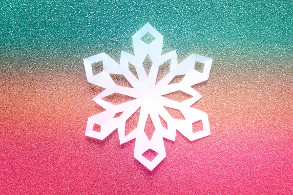 Λευκό χριστουγεννιάτικο χαρτί νιφάδα σε κλίση χρωματιστό backgound — Φωτογραφία Αρχείου