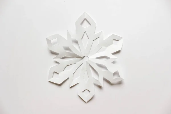 Large white snowflake on white backgound — ストック写真