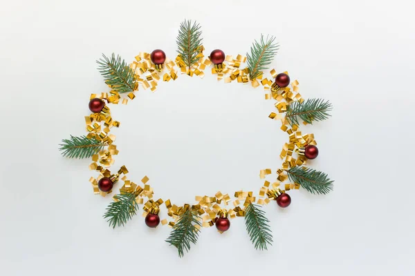 Рождественский венок с вечнозелеными ветвями золотой блеск и красный — стоковое фото