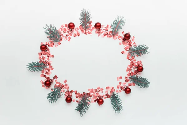 Рождественский венок с розовыми красными элементами — стоковое фото