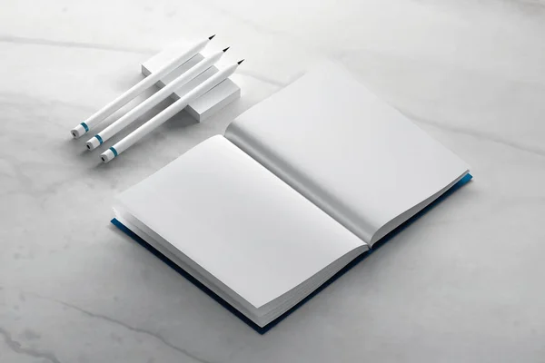 空白の書籍雑誌と大理石の表面テーブルの上に3つの鉛筆でテンプレートのモックアップ 3Dイラスト — ストック写真