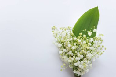 Vadinin beyaz orman zambaklarıyla dolu yaz bahar buketi. Boş alanı kopyalayan fotoğraf.