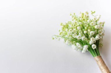 Bir buket nilüferle sarılmış vadi zambaklarıyla dolu bir arka plan. Boş alanı kopyalayan fotoğraf.