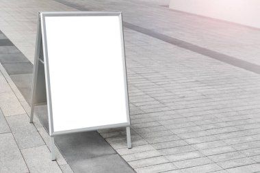 Asfaltın arka planındaki boş ayakta duran reklam panolarının maketi şablonu.