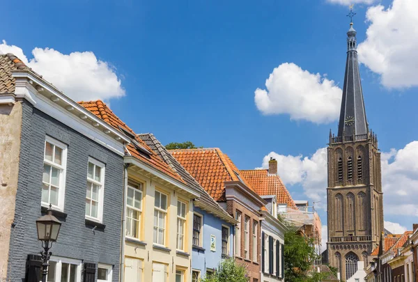 オランダの古い住居 マルティニ教会の塔 — ストック写真