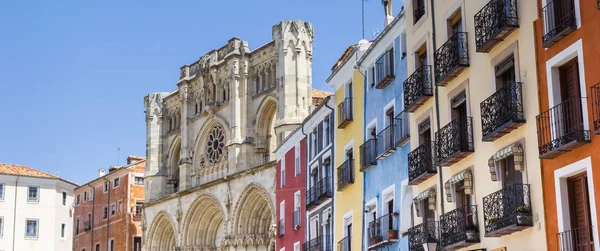 五颜六色的房子和大教堂在西班牙的昆卡全景 — 图库照片