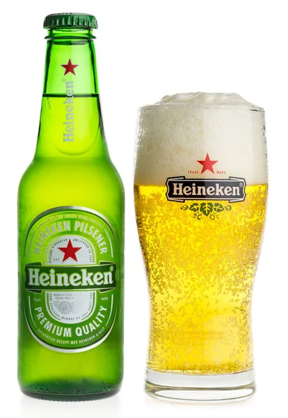 Láhve Sklenice Piva Heineken Plzeňského Izolovaných Bílém Pozadí — Stock fotografie