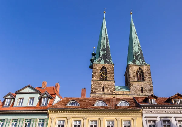 ドイツ クヴェトリンブルクの住宅の行の上の教会の塔 — ストック写真