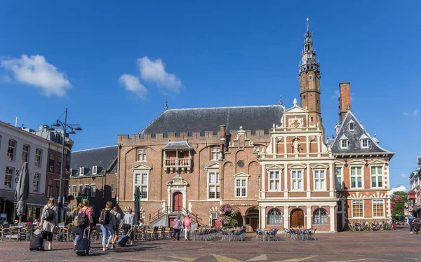 オランダ ハーレムの市庁舎とマーケット スクエア — ストック写真