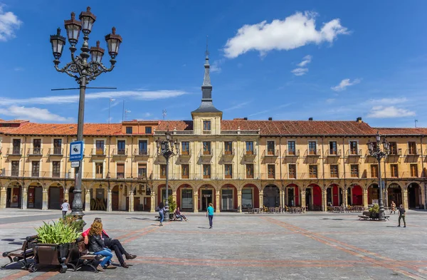 Gente Disfrutando Del Sol Plaza Mayor León España — Foto de Stock