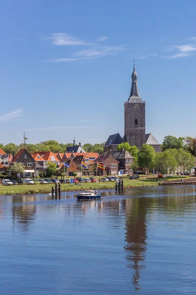 Ποταμού Και Τον Πύργο Της Εκκλησίας Stephanus Hasselt Ολλανδία — Φωτογραφία Αρχείου