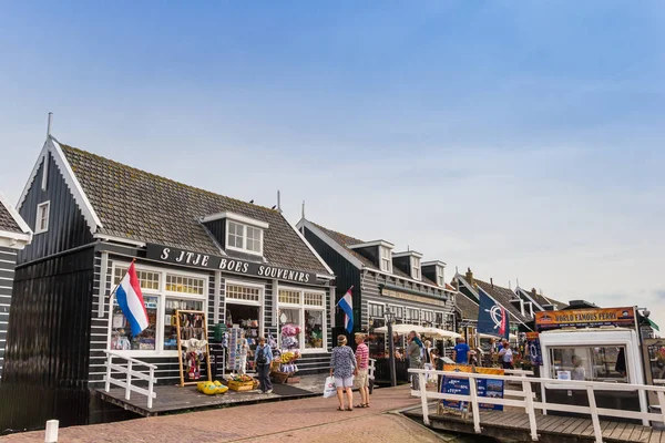 Turister Som Checkar Souvenirbutiker Vallen Marken Holland — Stockfoto