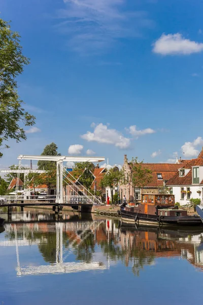オランダ エダムの彼の運河で反射と橋をホワイト — ストック写真