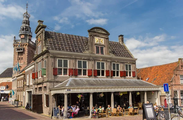 Monnickendam 的咖啡馆里的人们享受阳光 — 图库照片