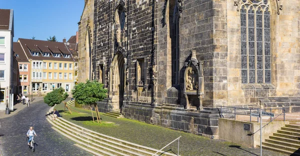 Hildesheim 圣安德烈教堂鹅卵石街全景 — 图库照片