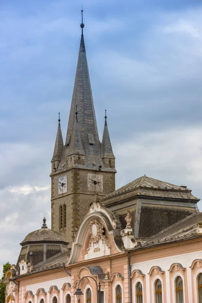 バロック様式の建物とトゥルダ ルーマニアの教会の塔 — ストック写真