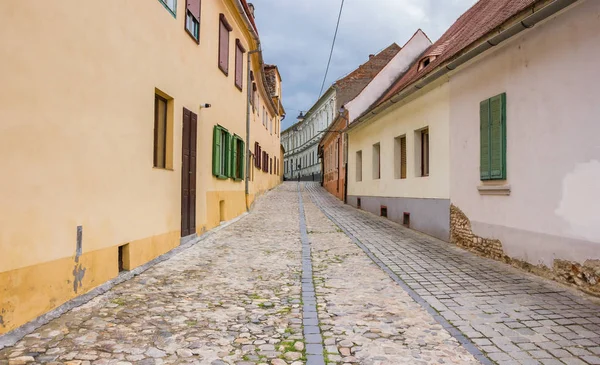 Casas Coloridas Una Calle Empedrada Sibiu Rumania — Foto de Stock