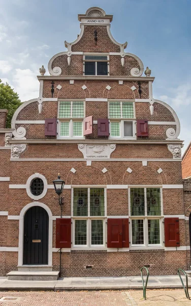 モニキンダム オランダにおける記念碑的な住宅のファサードを装飾 — ストック写真