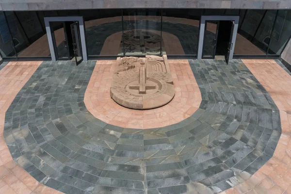 エレバン アルメニアの複雑なアルメニアの大虐殺記念碑への入り口 — ストック写真