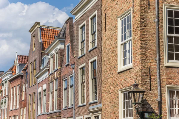 ライデン オランダの歴史的な中心の古い家屋 — ストック写真