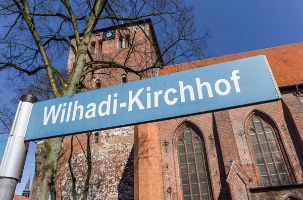 德国体育场 Wilhadi 教堂前的街道标志 — 图库照片