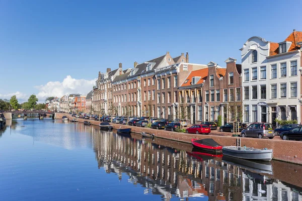 荷兰哈勒姆 Nieuwe Gracht 运河的历史建筑 — 图库照片