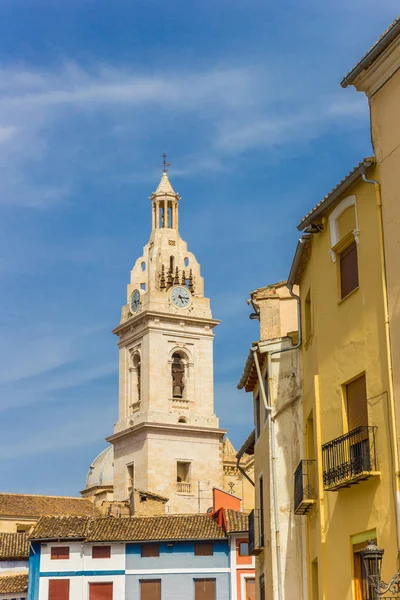 Kule Santa Maria Kilisesi Renkli Evler Beklediği Spanya — Stok fotoğraf