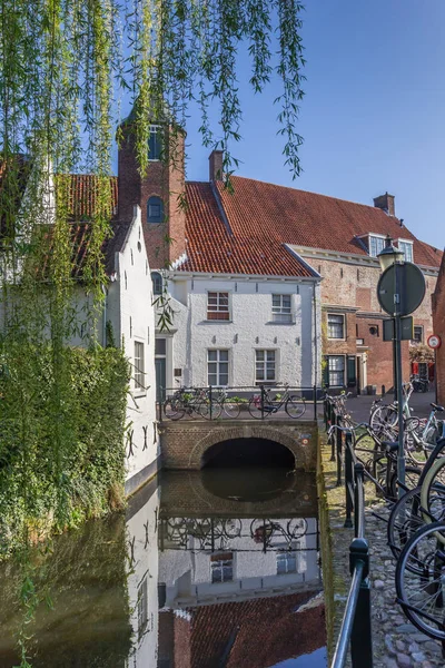 荷兰阿默斯福特的一条运河上的自行车和旧建筑 — 图库照片