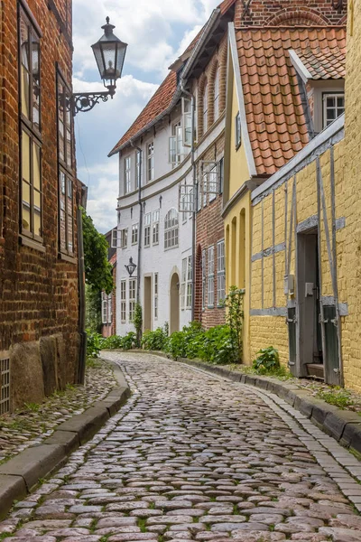 ドイツのリューネブルクにカラフルな家と石畳の通り — ストック写真