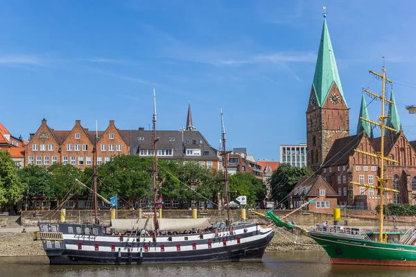 歴史的な船と ブレーメンのヴェーザー川沿いの教会 — ストック写真