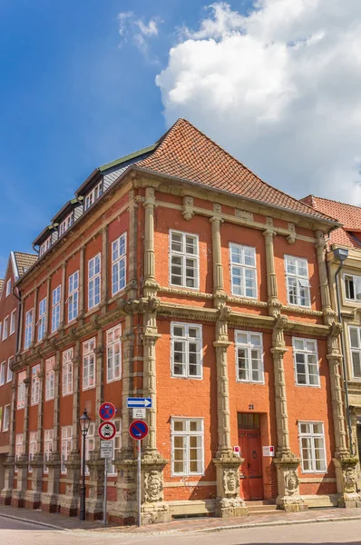 Farbenfrohes Orangefarbenes Haus Der Lüneburger Altstadt — Stockfoto