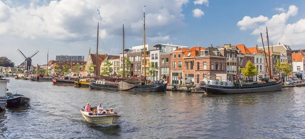 Leiden Hollanda Nın Merkezi Kanallarında Eski Ahşap Gemi Panoraması — Stok fotoğraf