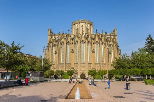 公園と新しい大聖堂で センターのビトリア スペイン — ストック写真