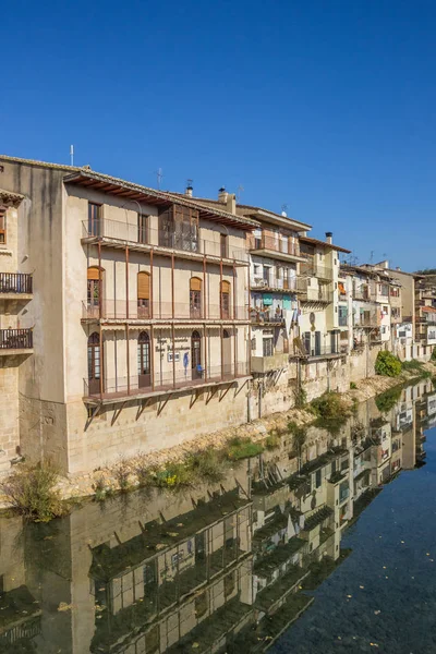 Casas Históricas Con Reflejo Río Valderrobres España — Foto de Stock