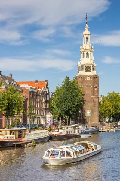 Kreuzfahrtschiff Und Historischer Turm Amsterdam Holland — Stockfoto