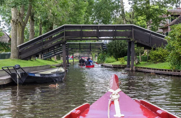 Turisté Malých Lodích Pod Mosty Giethoorn Nizozemsko — Stock fotografie