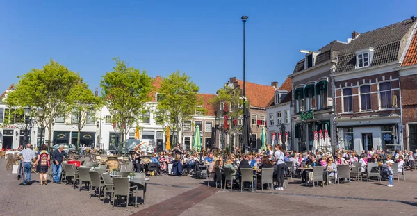 人が座っているとオランダ アメルス フォールトの中央広場に外飲み — ストック写真