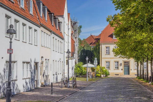 オスナブリュック ドイツの石畳の通りに白の家します — ストック写真